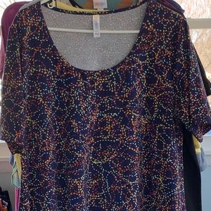 6/$15 Large blue background Perfect Tee in gently used condition